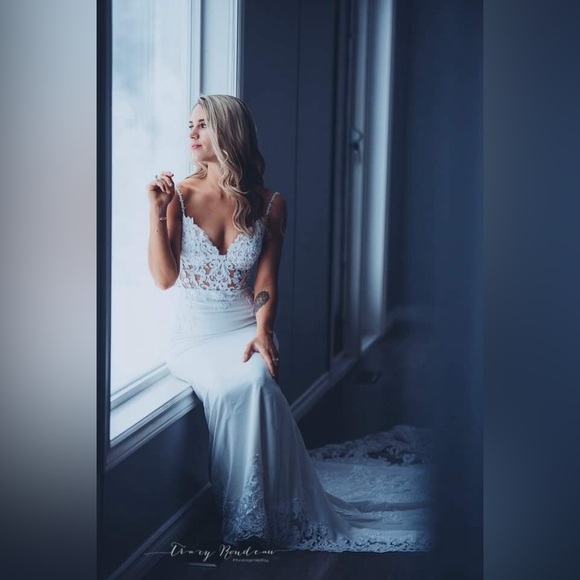 Enzoani : Mckinley : Ivory/Nude : Wedding Dress : Mermaid,train : V-Neck straps - Picture 15 of 16